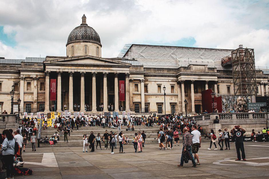 Booking Group Tours vs. Private Tours on Viator: Which is Right for You?